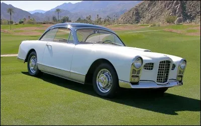 Finalement, lorsqu'il veut motoriser son luxueux coupé 2+2 Véga I, Jean Daninos ne trouve pas son bonheur en France ; il se tourne alors vers ... (Complétez !)