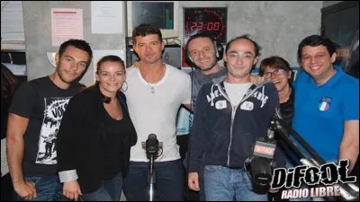 Qui est à droite en bleu ?