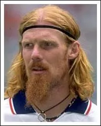 Il a commenc a jouer au foot  18 ans, c'est :