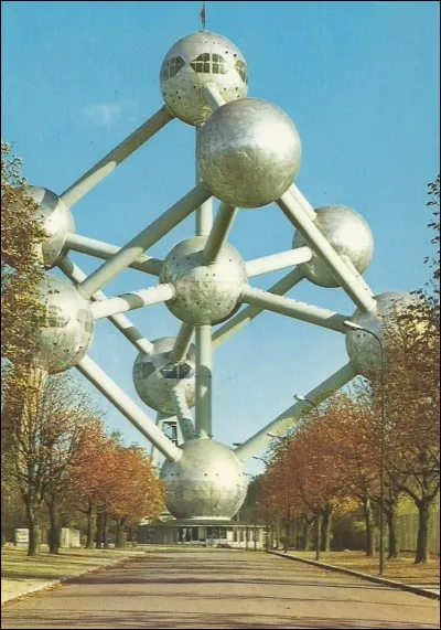 Quelle est la hauteur de l'Atomium ?