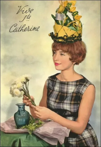 À quel âge peut-on dire d'une fille célibataire qu'elle ''coiffe sainte Catherine'' ?