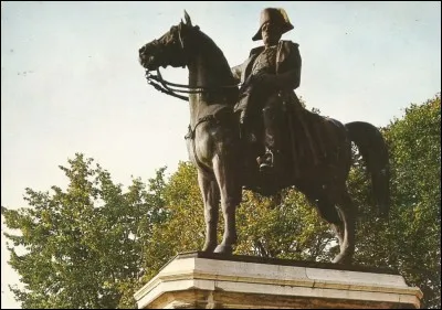 Dans quelle ville peut-on voir cette statue de Napoléon Ier ?