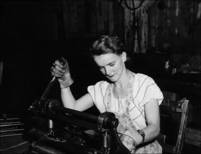 Dans quelle chanson peut-on entendre ' Ell' met pas des lunettes De soleil Ell' pos' pas pour les magazines Ell' travaille en usine'