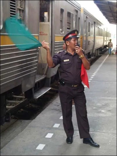 Dans quelle chanson peut-on entendre ' Tout le monde est pass dessus A part les trains bien entendu'