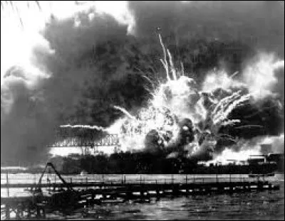 En quelle année a été attaquée la base navale américaine de Pearl Harbor située sur l'île d'Oahu ?