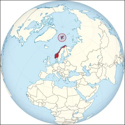 À quel pays appartient l'archipel du Svalbard, qui se situe au nord de l'Europe et à l'est du Groenland ?