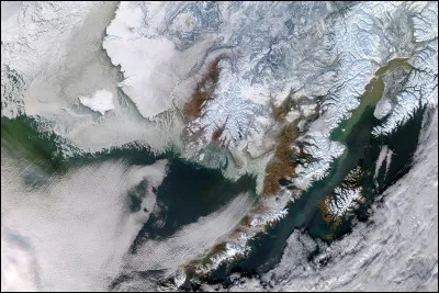 De quel pays dépendent les îles Aléoutiennes, la limite entre la mer de Béring et l'océan Pacifique ?