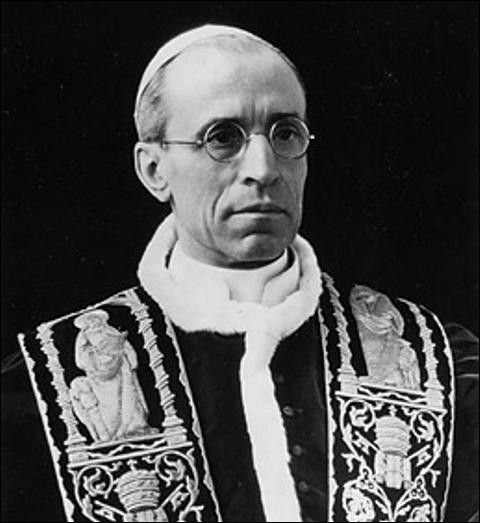 Né Eugenio Pacelli, il a été pape de 1939 à 1958 : son silence pendant la seconde guerre mondiale a fait l'objet de nombreuses critiques. Qui est ce pape ?