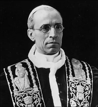 N&eacute; Eugenio Pacelli, il a &eacute;t&eacute; pape de 1939 &agrave; 1958 : son silence pendant la seconde guerre mondiale a fait l'objet de nombreuses critiques. Qui est ce pape ?