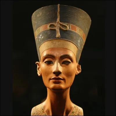 Nefertiti était la femme de...