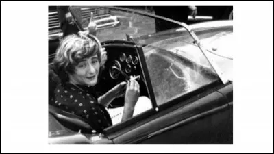 Qui pose dans son AC Bristol ?