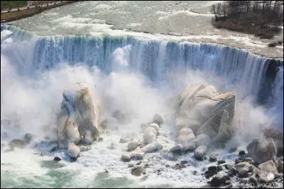 Quel est le surnom des Niagara Falls au Canada, où se trouvent les chutes du Niagara ?