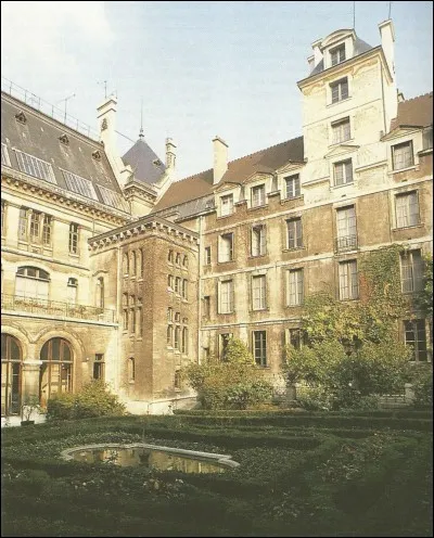 Dans quel lycée sont passés : Voltaire, Robespierre, René Clair, Roger Vaillant, etc. ?