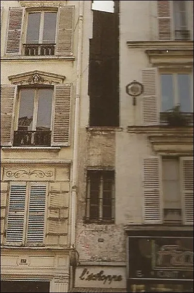Dans quelle rue se trouve la plus petite maison de Paris ?