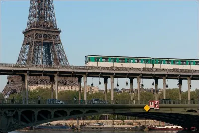 Quelle ligne traverse tout Paris en longeant la rive gauche de la Seine ?