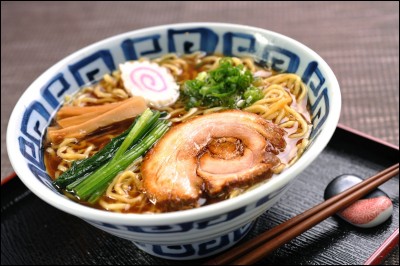 Quel type de nouilles japonaises sont servies dans un grand bol et accompagnées de viande ou de poisson ?