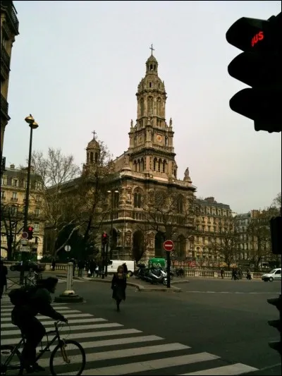 Quel est le nom de l'église de la place d'Estienne d'Orves ?