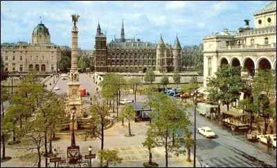 Quel est le nom de la fontaine située au centre de la place du Châtelet ?