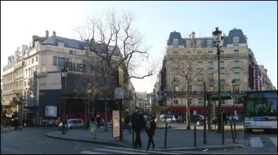 Quel type d'artiste était Jean-Baptiste Pigalle qui donna son nom à cette place ?