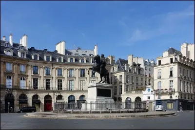 À quel roi la statue de la place des Victoires est-elle dédiée ?