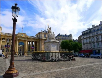 Que représente la statue qui se trouve au centre de la place du Palais Bourbon ?
