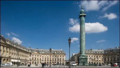 Quel personnage a sa statue au sommet de la colonne sise au centre de la place Vendôme ?