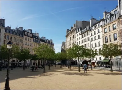 De quelle forme la place Dauphine est-elle ?
