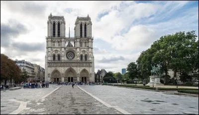 Quelle statue équestre peut-on voir place Jean-Paul II ?