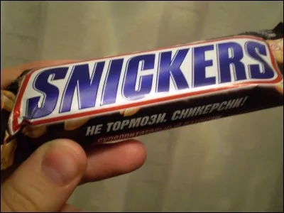 Il y a une dernière barre de Snickers, tu la veux. Soudain, ta petite sur la mange !
