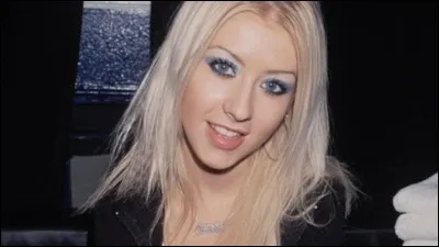 Qui est cette chanteuse blonde ?