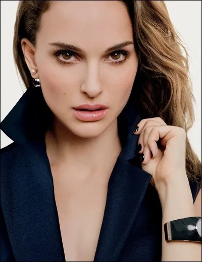 Qui est cette superbe actrice connue toute petite pour son interprétation de Mathilda dans "Léon" ?