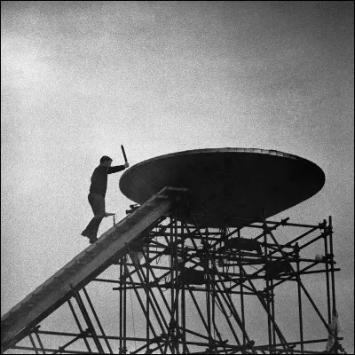 C'est à Alain Calmat que revint l'honneur d'allumer la flamme ! Son titre de champion était dans le domaine :