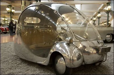 Ce modèle électrique (autonomie : 100 km pour une vitesse de 70 km/h) date de 1942 ; comment a-t-il été baptisé ?