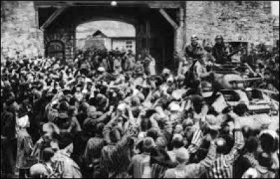 Quels sont les deux types de camps dans le système concentrationnaire?