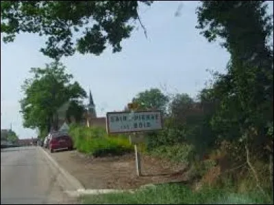 Nous sommes dans le Centre-Val-de-Loire à l'entrée de Saint-Pierre-les-Bois. Nous nous trouvons dans le département ...