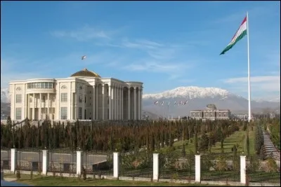 Située dans une cuvette, à 700 mètres d'altitude, la capitale du Tadjikistan était une modeste bourgade au début du XXe siècle. C'est la seule grande ville du pays avec aujourd'hui 800 000 habitants. Quelle est cette ville ?