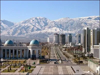 La capitale du Turkménistan, peuplée d'un million d'habitants se trouve dans une oasis du désert du Karakoum. Quelle est cette ville ?