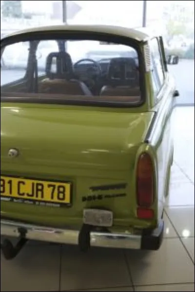 Cette auto, vue de l'arrière, est-elle bien une Trabant ?