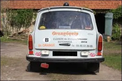 Cette automobile est assurément une Trabant, n'est-ce pas ?