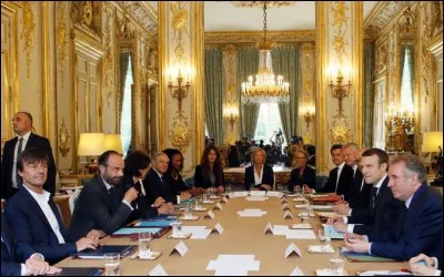 Le mot au pluriel désigne les gogues, les chiottes, mais que désigne-t-il quand il est au singulier et qu'on lui accorde des lettres de noblesse !?