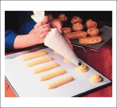 Quel ustensile de pâtisserie est couramment employé pour réaliser des choux ou des macarons à la forme quasi-parfaite ?
