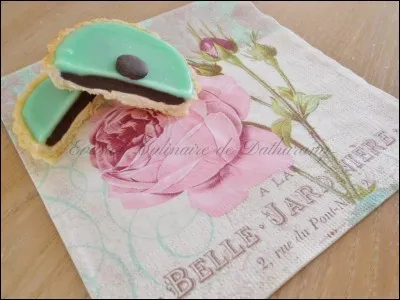 De quelle couleur caractéristique est le glaçage qui recouvre le "carac", une tartelette au chocolat très prisée en Suisse ?