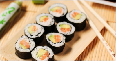 Comment le poisson est-il servi dans les plats de sushis et de sashimis ?
