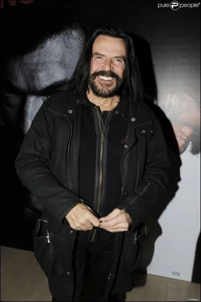 Le criminel Charlie Bauer a passé combien de temps en prison ?