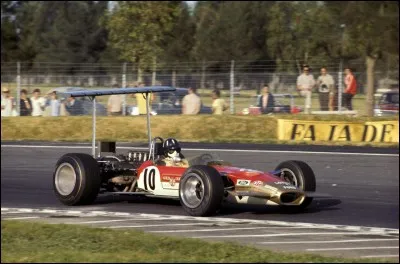 Ce pilote britannique devient champion du monde de Formule 1 pour la seconde fois, six ans après son titre de 1962. De qui s'agit-il ?