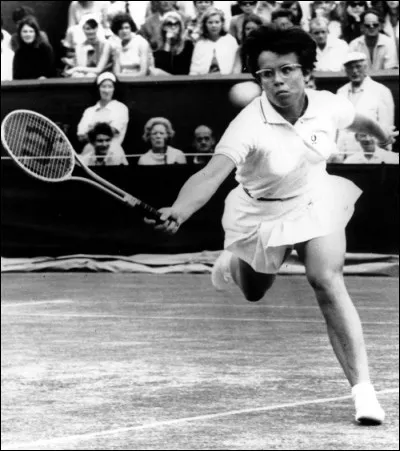 Cette joueuse de tennis américaine l'emporte pour la troisième fois à Wimbledon - et pour la première fois en Open - après s'être imposée en Australie. De qui s'agit il ?