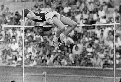 Cet athlète américain spécialiste du saut en hauteur, a remporté le titre olympique, utilisant, pour la première fois, la technique du rouleau dorsal. Comment s'appelle cet athlète ?