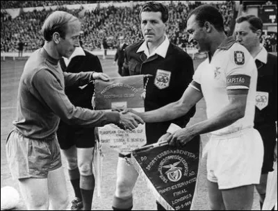 Le 29 mai 1968 à Wembley, la finale de la Coupe des clubs champions européens voit la victoire d'un club anglais face à Benfica. Deux buts sont inscrits par Bobby Charlton. Quel est ce club anglais ?