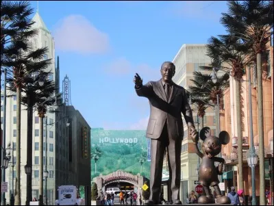En rentrant dans la parc Disney Studios, qui représente la statue ?