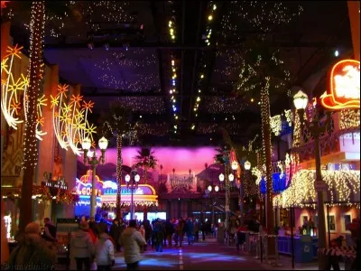 Comment s'appelle le grand bâtiment d'ouverture sur le Parc Disney Studios ?